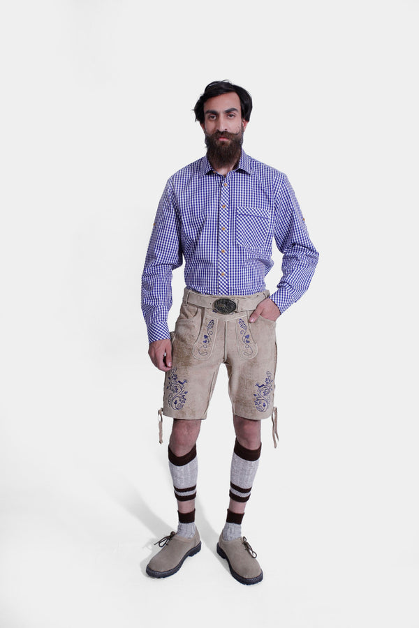 Front view of a man wearing beige-colored Cincinnati Lederhosen with a blue checkered shirt, showcasing the detailed embroidery and traditional Bavarian style. He is also wearing beige-colored shoes. Lederhose Herren Tracht Kurz 