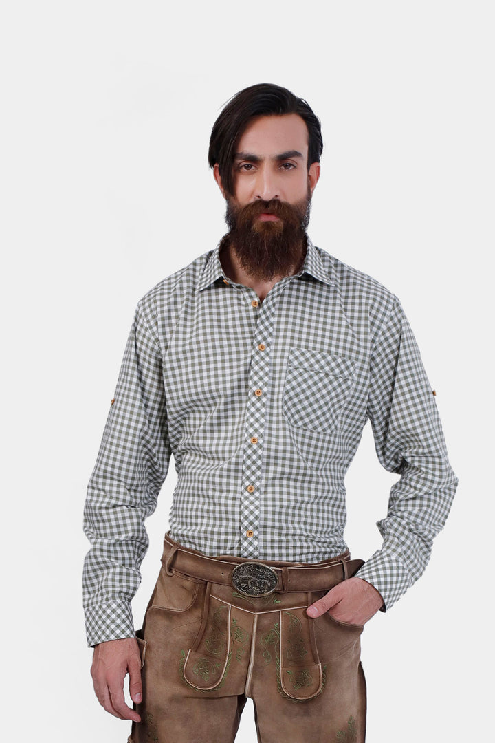 man wearing green and white checkered oktoberfest shirt. trachtenhemd kariert herren , trachtenhemd herren kariert​