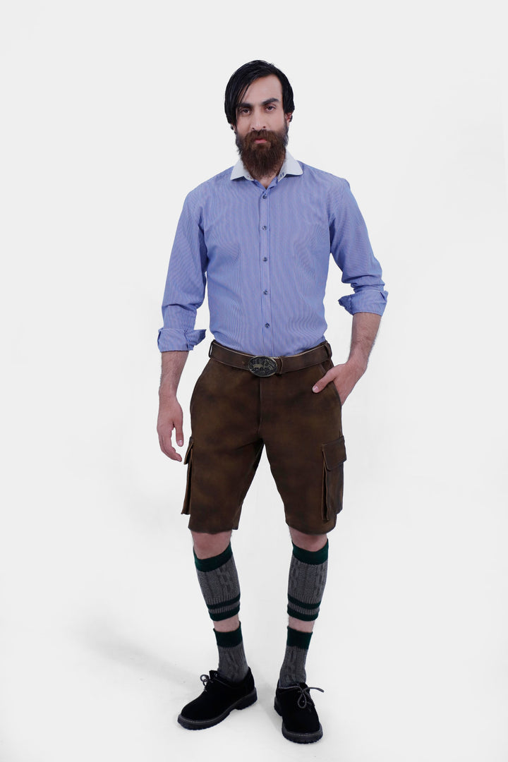 Full-body view of a man wearing Hallstatt Cargo Lederhosen with a blue checkered shirt, standing with hands in pockets, showcasing traditional Bavarian attire. Cargo Lederhose Kurz, cargo lederhose herren