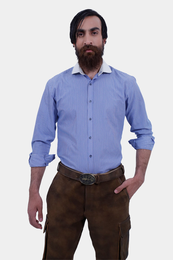 Upper body view of a man wearing Hallstatt Cargo Lederhosen, focusing on the belt and front pockets, paired with a blue checkered shirt.