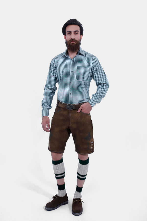 Full-body front view of the man wearing the Mahler Lederhosen. The traditional design of the lederhosen is complemented by the checkered shirt and knee-high socks. kurze herren lederhose​. Lederhose Herren Braun Kurz